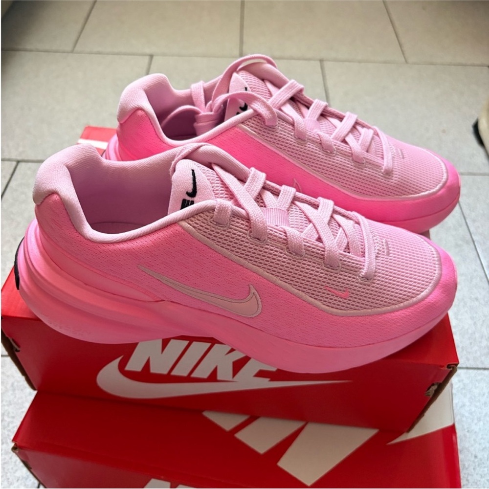 Nike women’s Uplift Pink Sneakers size 8